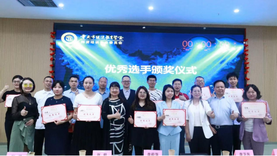 重慶市“AI+行業(yè)賦能”研修班圓滿收官，助力行業(yè)智能化升級——培養(yǎng)復合型人才，推動數(shù)字經(jīng)濟與行業(yè)深度融合
