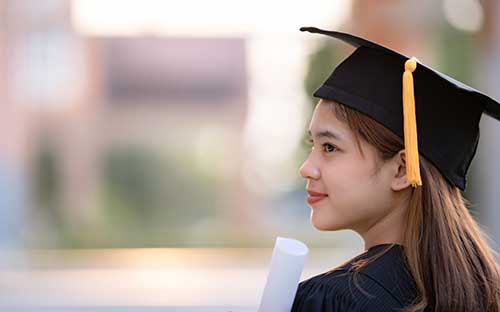 2025年成人高考是在幾月份考試？什么時候錄?。?/></p><h3>2025年成人高考是在幾月份考試<br/></h3><p>2025年成人高考考試時間為10月，各省(市、自治區(qū)、直轄市)統(tǒng)一組織錄取，每年舉行一次考試。報名時間各省不一樣，一般在8月中旬至9月上旬。成人高考是中國成人高等學校選拔合格的畢業(yè)生以進入更高層次學歷教育的入學考試，屬于國民教育系列教育，已經(jīng)列入國家招收學生計劃。</p><h3>成人高考什么時候錄取</h3><p>成人高考考試后大概在12月份開始錄取，也就是考試后的一兩個月開始，考生可以關(guān)注各省份的教育考試院和各個學校的網(wǎng)站查詢，成人高考生被錄取后會有錄取通知書，等待即可。</p><h3>成人高考要考哪些科目</h3><p>1、高中起點升本科統(tǒng)考科目</p><p>(1)理科類：語文、數(shù)學(理)、外語、理化(物理、化學合卷)。</p><p>(2)文科類(含外語類)：語文、數(shù)學(文)、外語、史地(歷史、地理合卷)，藝術(shù)類專業(yè)數(shù)學考試成績不計入總分，供錄取時參考。</p><p>2、高中起點升?？?高職)統(tǒng)考科目</p><p>(1)理科類(含體育類專業(yè))：語文、數(shù)學(理)、外語。</p><p>(2)文科類(含外語類、藝術(shù)類)：語文、數(shù)學(文)、外語，藝術(shù)類專業(yè)數(shù)學考試成績不計入總分，供錄取時參考。</p><p>3、專科起點升本科統(tǒng)考科目</p><p>(1)文史、中醫(yī)類：政治、外語、大學語文。</p><p>(2)藝術(shù)類：政治、外語、藝術(shù)概論。</p><p>(3)理工類：政治、外語、高等數(shù)學(一)。</p><p>(4)經(jīng)濟管理類：政治、外語、高等數(shù)學(二)。</p><p>(5)法學類：政治、外語、民法。</p><p>(6)教育學：政治、外語、教育理論。</p><p>(7)農(nóng)學類：政治、外語、生態(tài)學基礎(chǔ)。</p><p>(8)醫(yī)學類：政治、外語、醫(yī)學綜合。</p><p>以上是關(guān)于成人高考的相關(guān)內(nèi)容，考生可以此作為參考，具體以官方公告為準！考生如果想獲取更多關(guān)于成人高考的相關(guān)資訊，如成人高考報名時間、考試時間、報考條件、備考知識、相關(guān)新聞等，敬請關(guān)注中國教育在線成人高考頻道。</p><p><strong>熱門推薦：</strong><br/></p><p><a href=