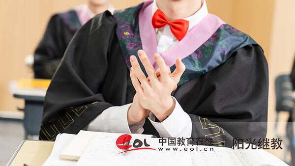 通過(guò)成人高考需要上學(xué)嗎？需要準(zhǔn)備哪些費(fèi)用？