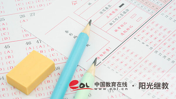 成人高考考試成績什么時候公布？可以申請?zhí)崆爱厴I(yè)嗎？