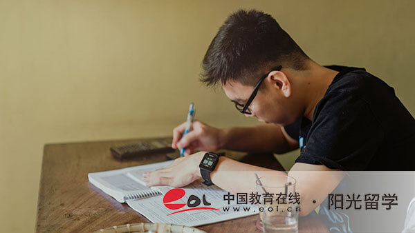 報名讀濟南大學(xué)3加1國際本科班學(xué)費多少錢一年