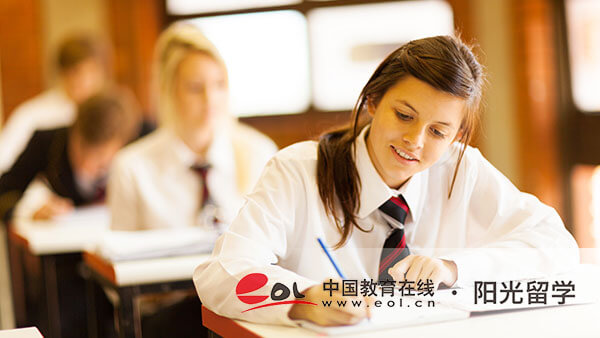 英國時(shí)尚管理專業(yè)本科留學(xué)費(fèi)用是多少錢