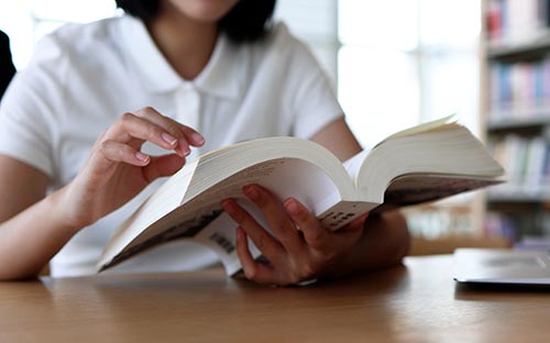 自考英語專業(yè)本科怎么報名？科目有哪些？